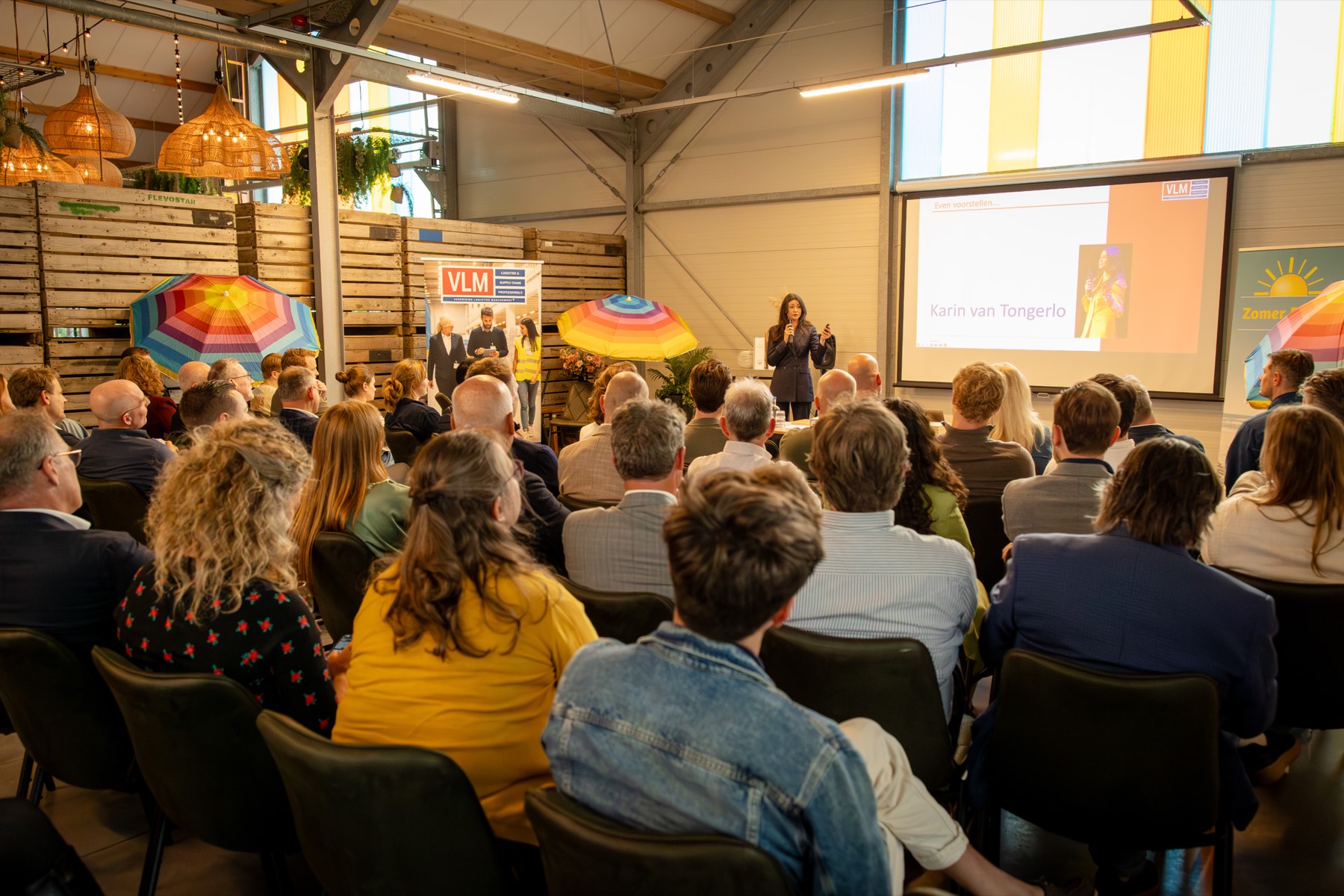 Karin van Tongerlo als dagvoorzitter op een congres