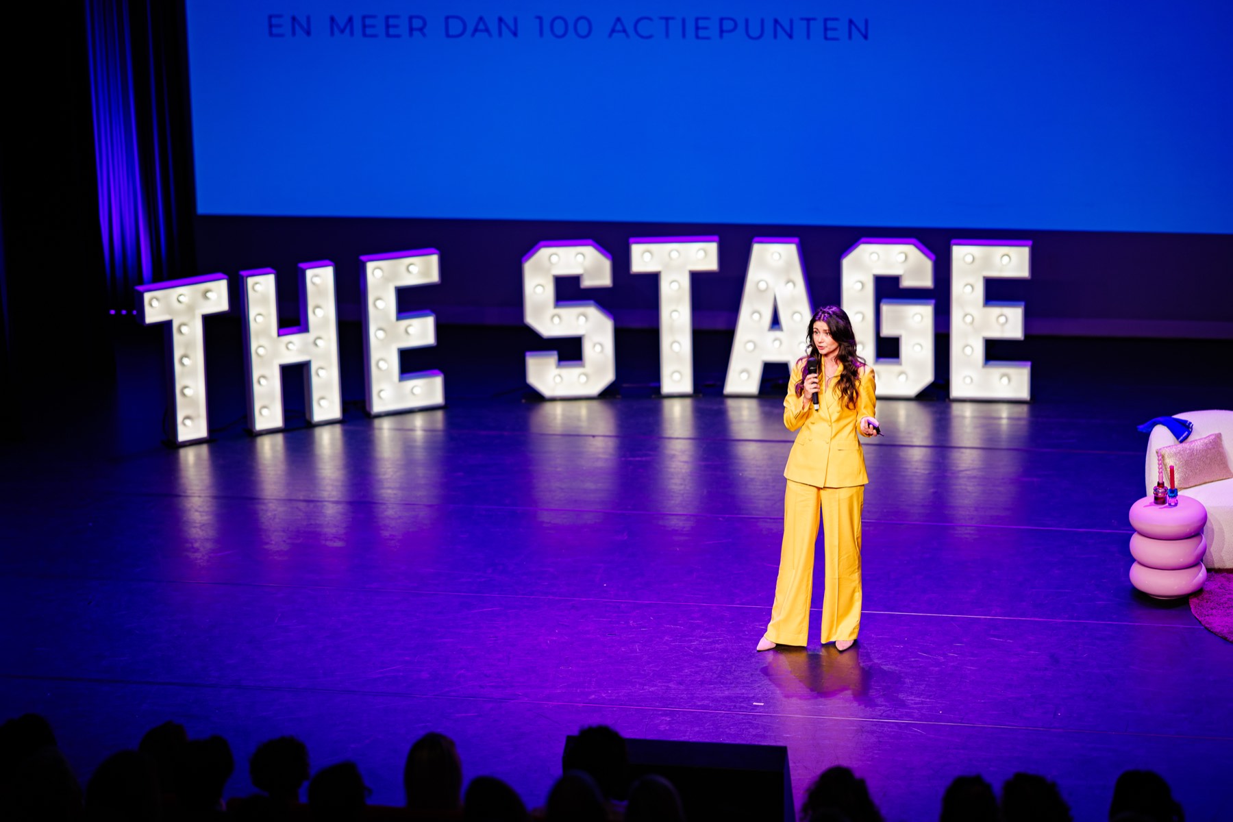 Karin van Tongerlo als keynotespreker op het podium