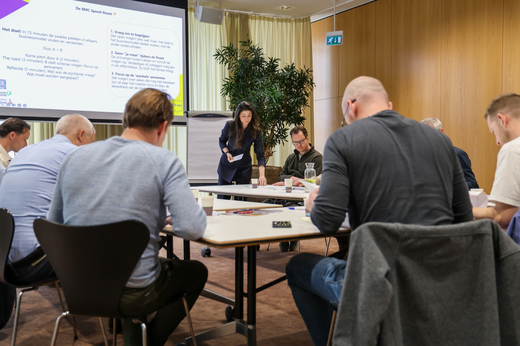 Karin van Tongerlo begeleidt een teamsessie
